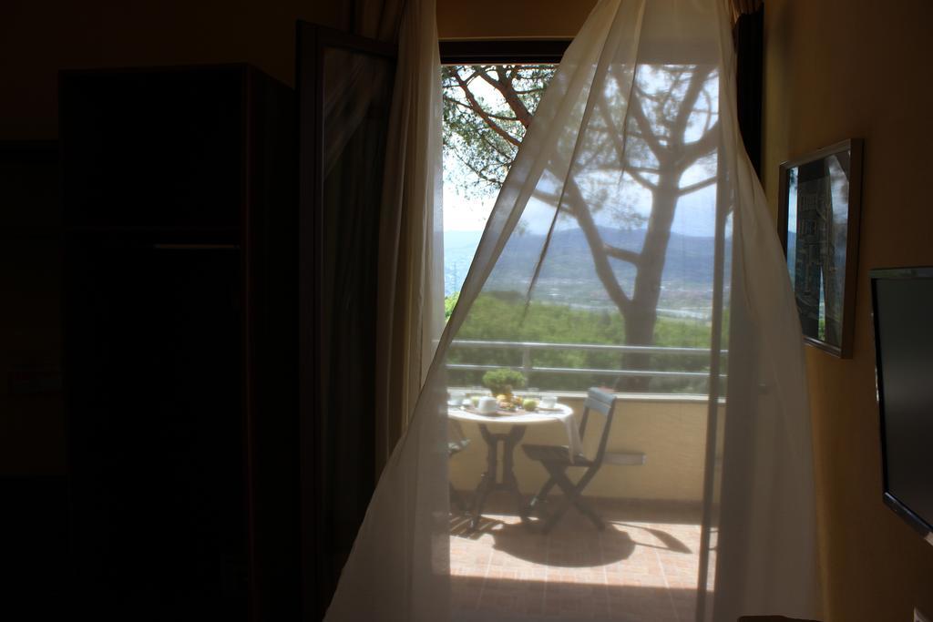 ลา ตริโกลา Hotel ลาสเปเซีย ภายนอก รูปภาพ